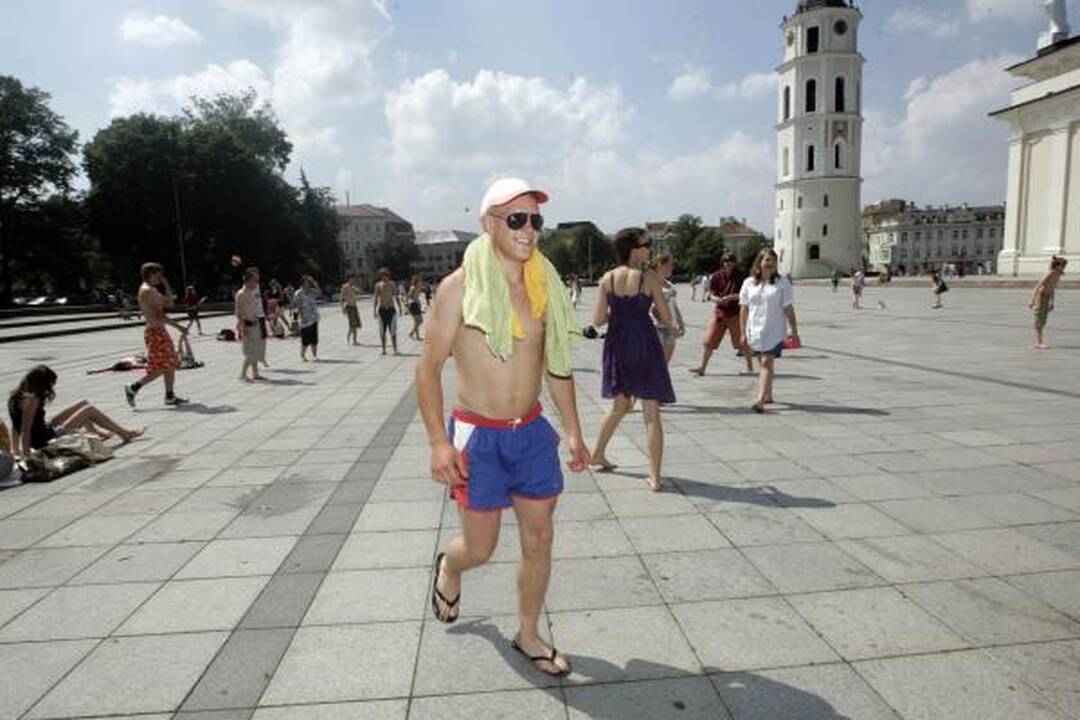 "Flash mob" jaunimėlis Katedros aikštę pavertė paplūdimiu