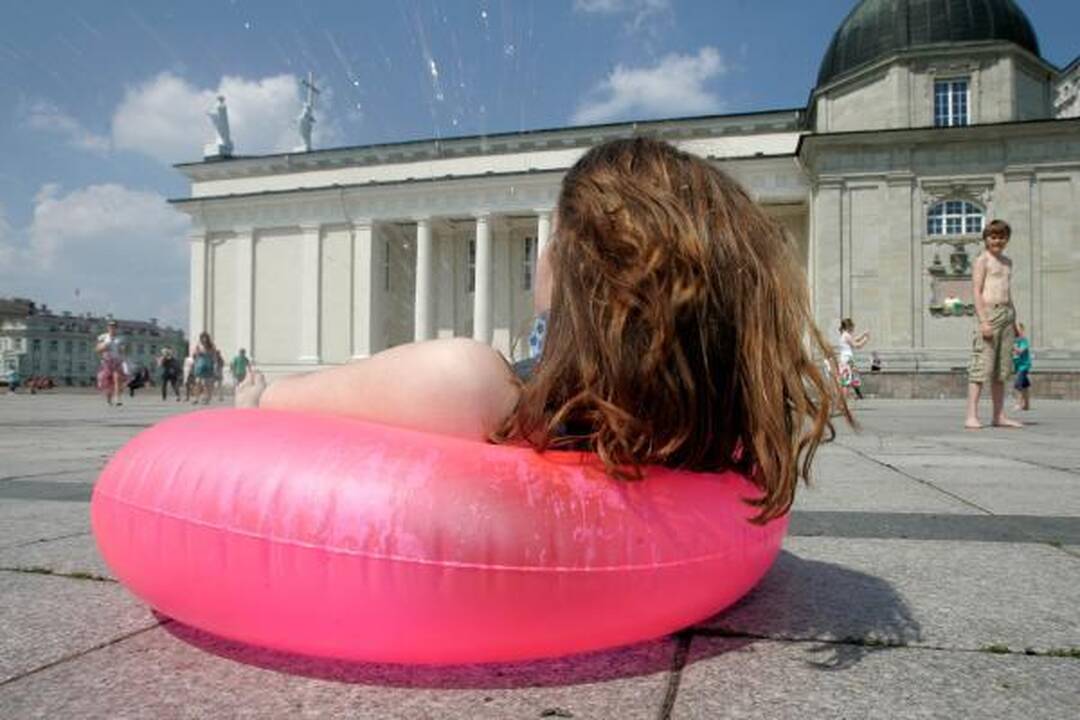 "Flash mob" jaunimėlis Katedros aikštę pavertė paplūdimiu