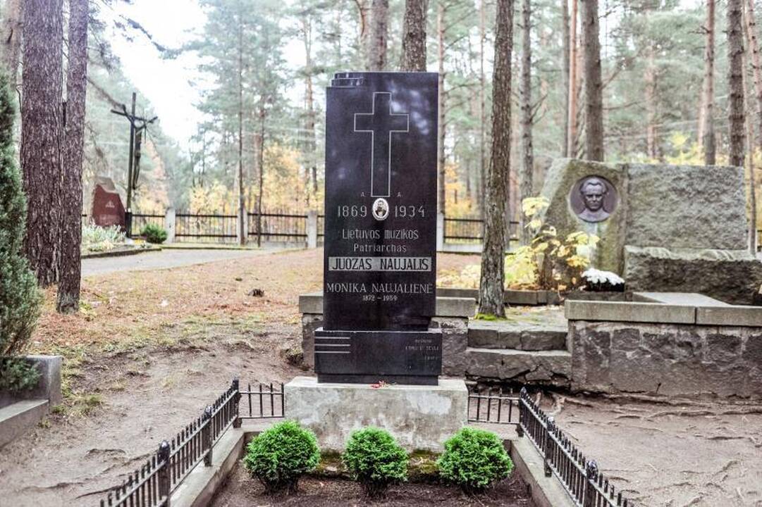 Prie kieno kapo Petrašiūnuose tebeaidi eilėraščiai?