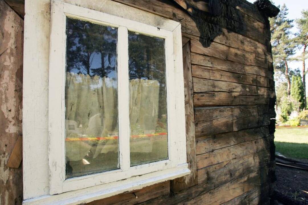 Sudegusią Paštuvos bažnyčią saugo nuo dar vienos nelaimės