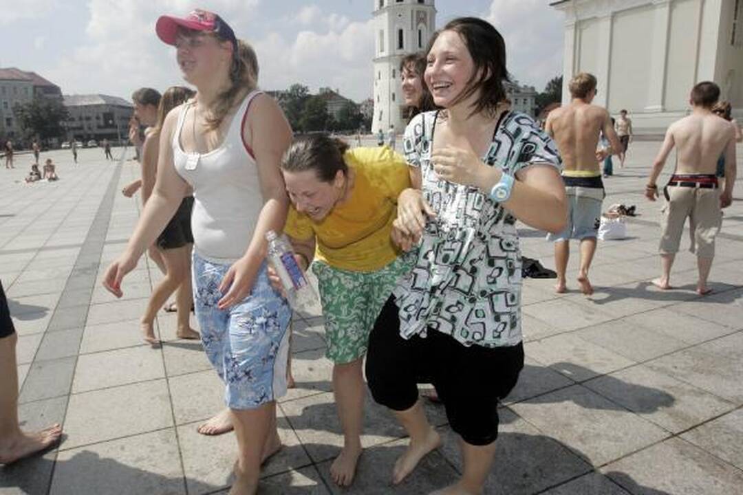 "Flash mob" jaunimėlis Katedros aikštę pavertė paplūdimiu