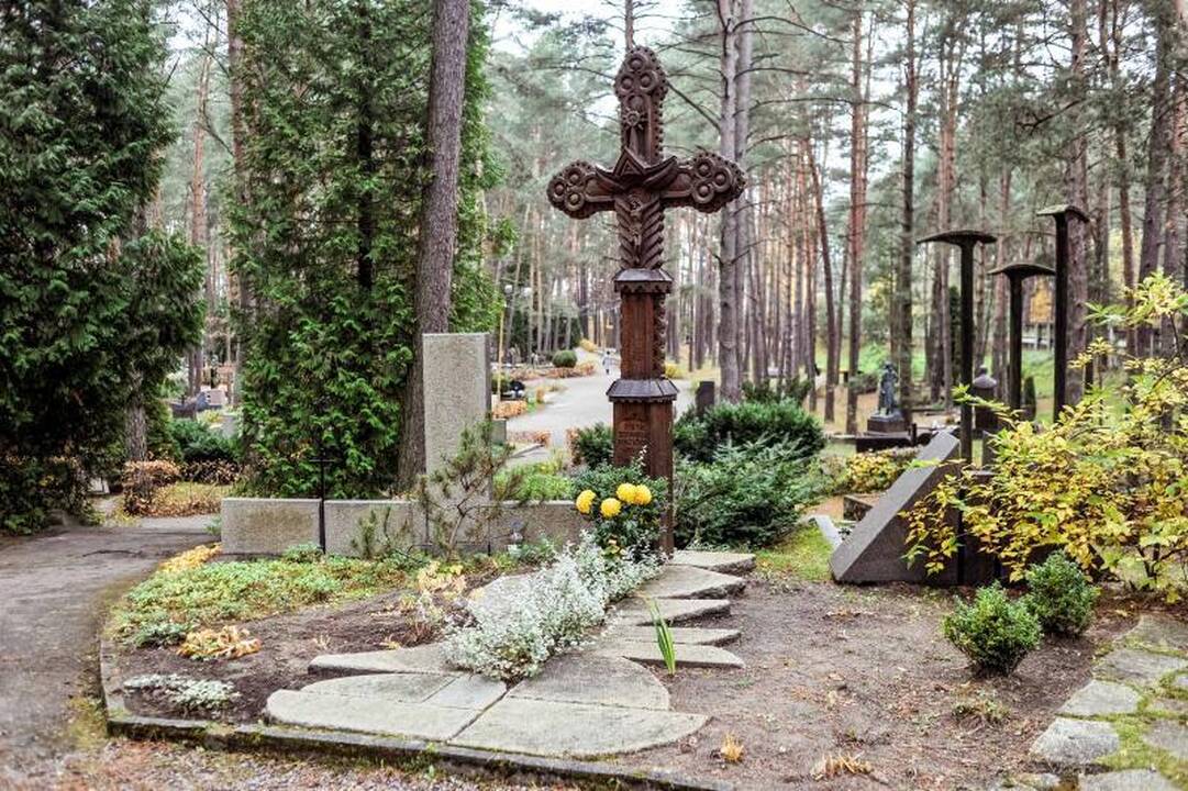 Prie kieno kapo Petrašiūnuose tebeaidi eilėraščiai?