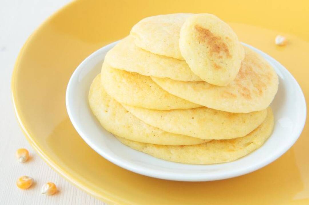 Kukurūzų miltų blynai su           medumi