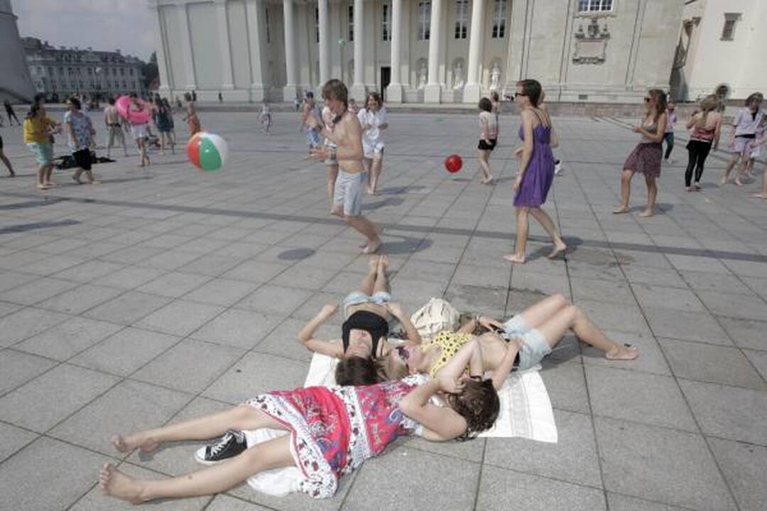 "Flash mob" jaunimėlis Katedros aikštę pavertė paplūdimiu