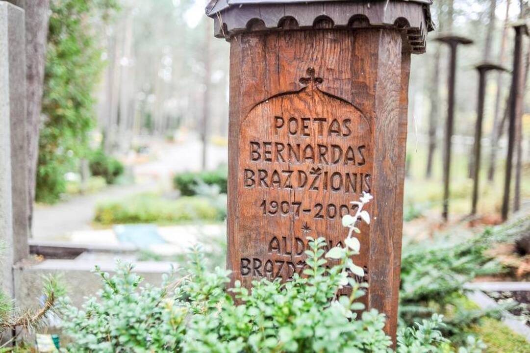 Prie kieno kapo Petrašiūnuose tebeaidi eilėraščiai?