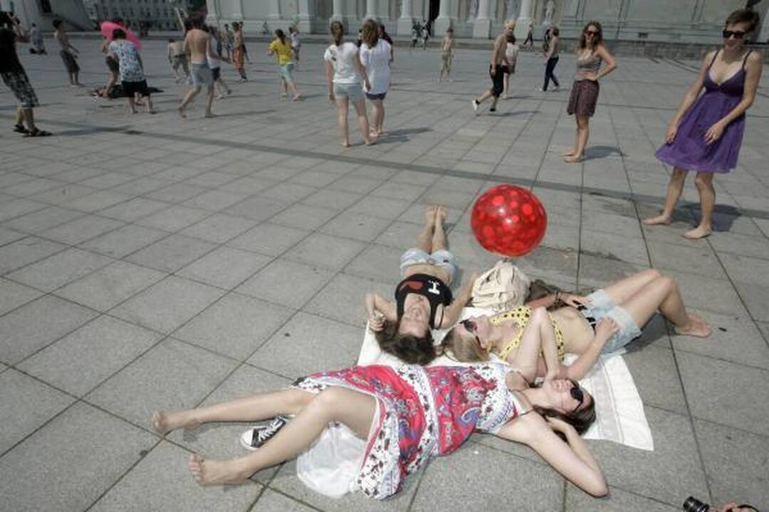 "Flash mob" jaunimėlis Katedros aikštę pavertė paplūdimiu