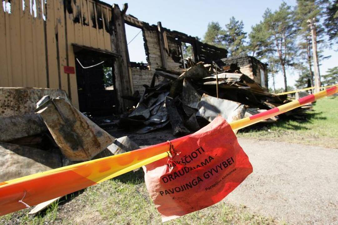 Sudegusią Paštuvos bažnyčią saugo nuo dar vienos nelaimės