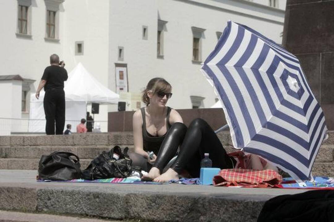 "Flash mob" jaunimėlis Katedros aikštę pavertė paplūdimiu