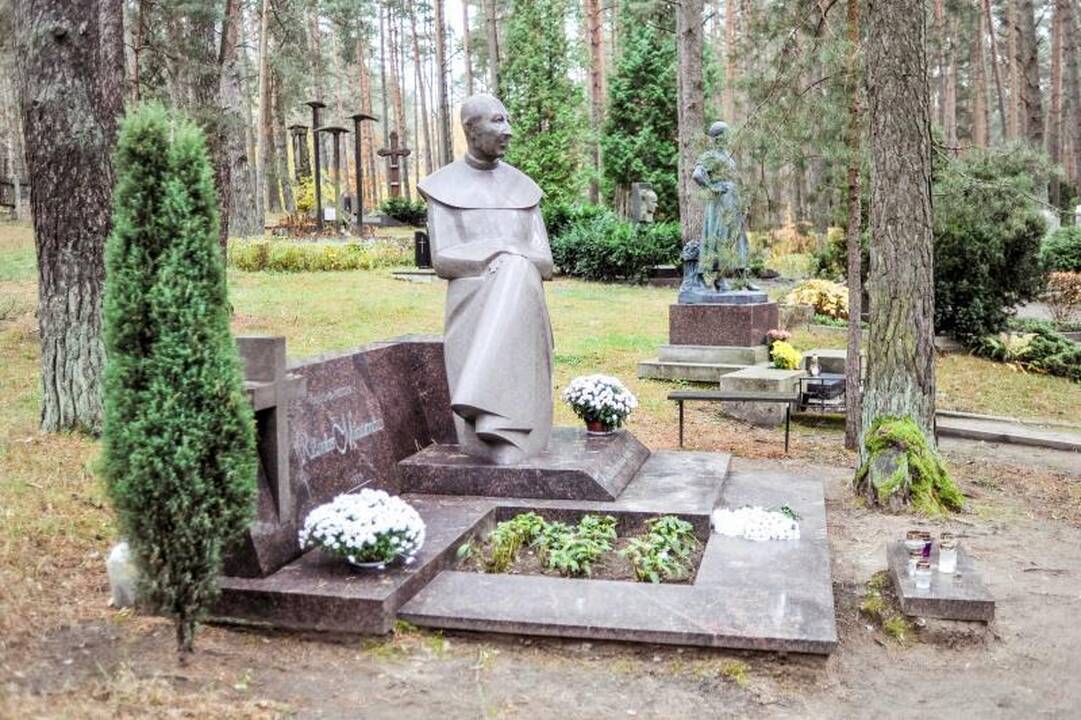 Prie kieno kapo Petrašiūnuose tebeaidi eilėraščiai?