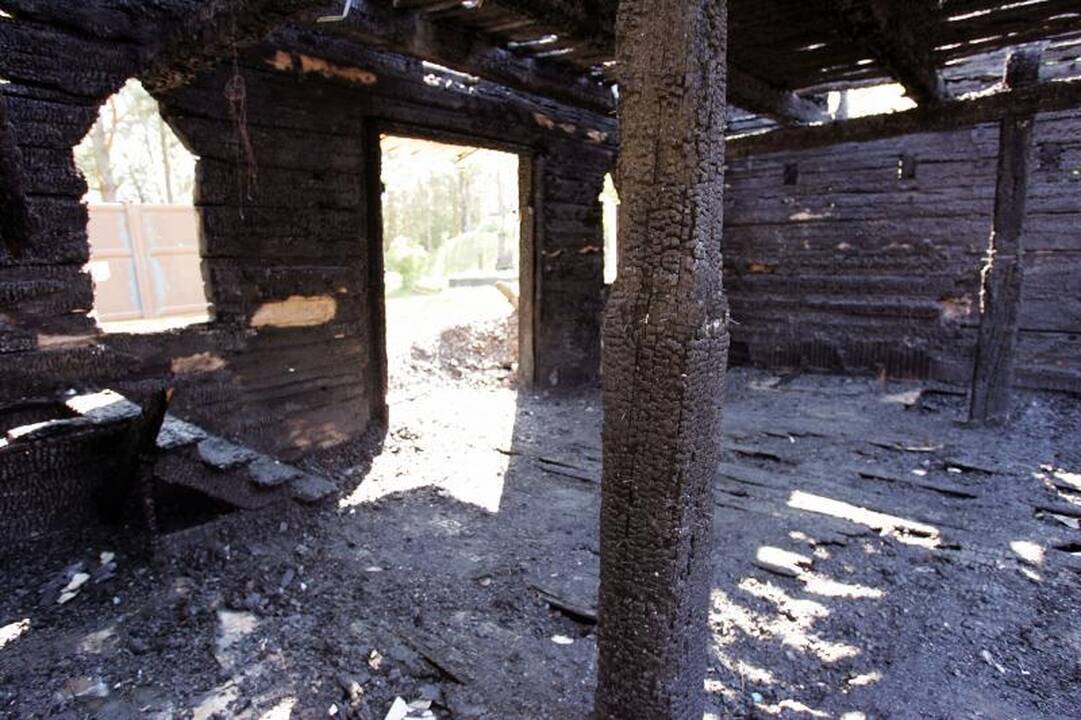Sudegusią Paštuvos bažnyčią saugo nuo dar vienos nelaimės