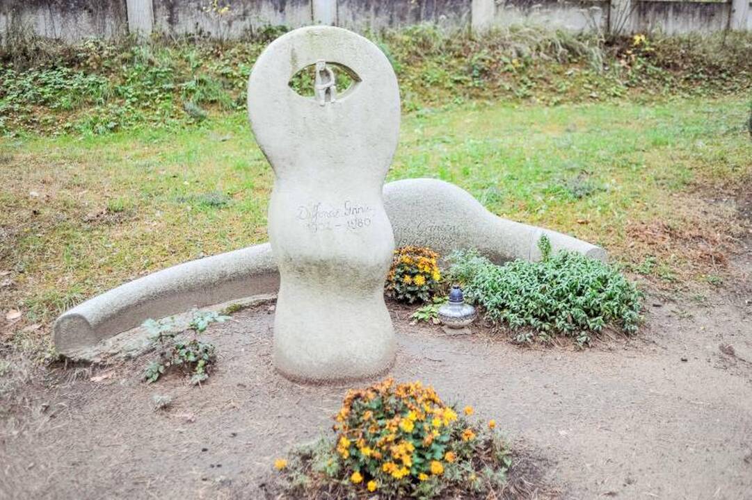Prie kieno kapo Petrašiūnuose tebeaidi eilėraščiai?