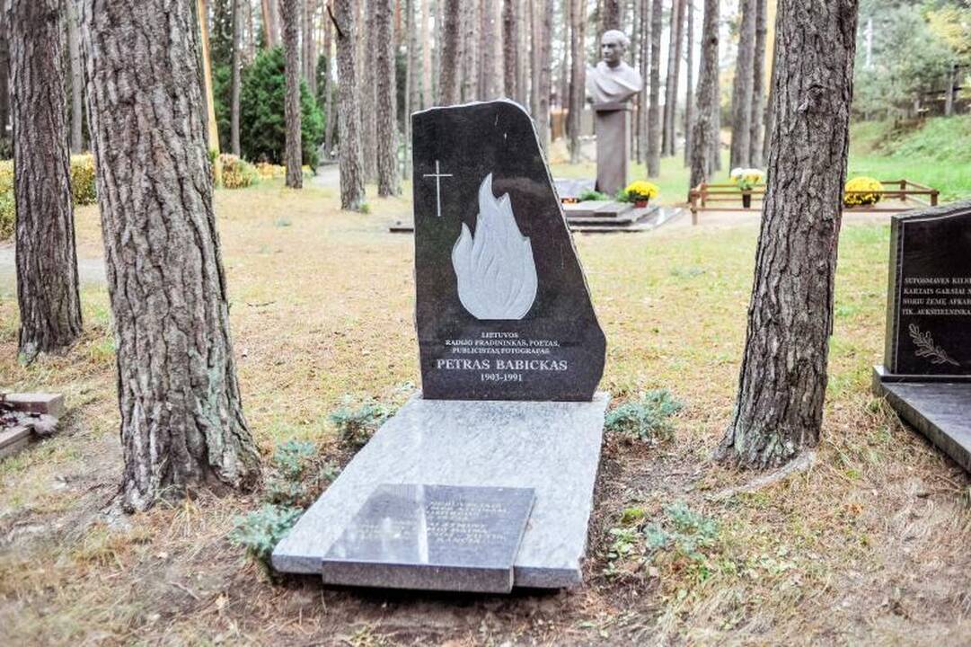 Prie kieno kapo Petrašiūnuose tebeaidi eilėraščiai?