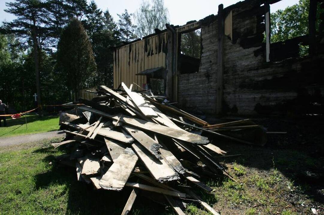 Sudegusią Paštuvos bažnyčią saugo nuo dar vienos nelaimės