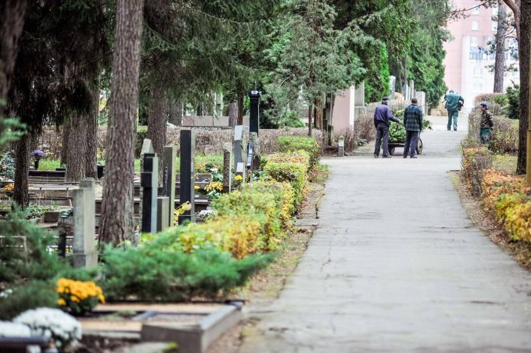 Prie kieno kapo Petrašiūnuose tebeaidi eilėraščiai?