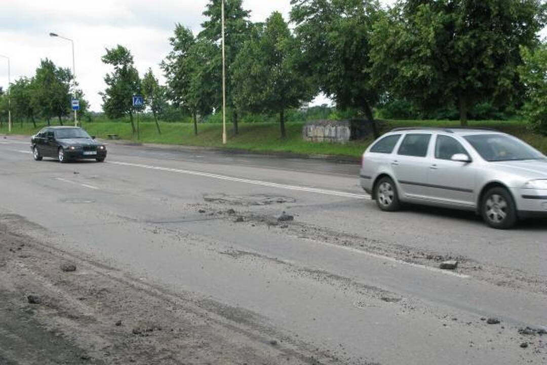 Per Kauną praūžusi audra sėmė rūsius, automobilius ir prišiukšlino gatves