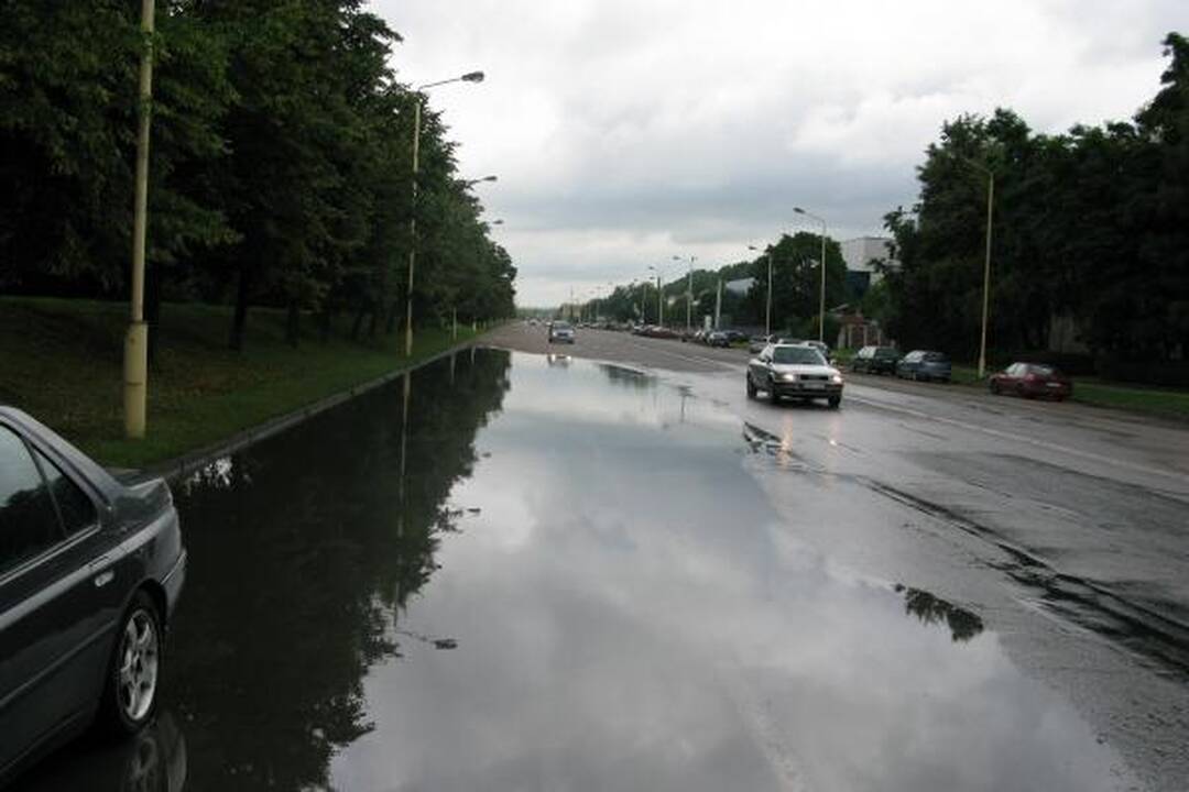 Per Kauną praūžusi audra sėmė rūsius, automobilius ir prišiukšlino gatves