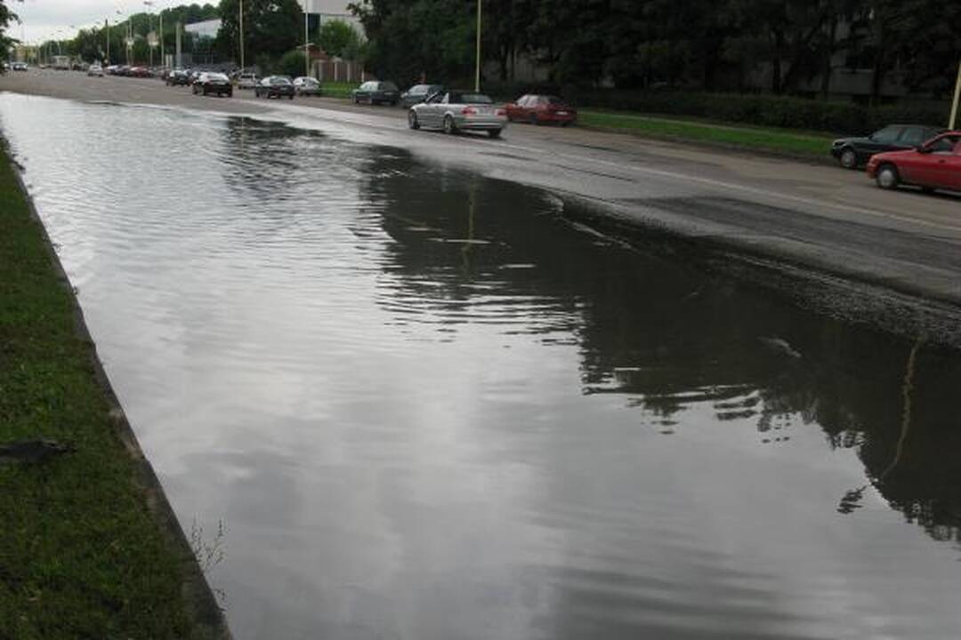 Per Kauną praūžusi audra sėmė rūsius, automobilius ir prišiukšlino gatves