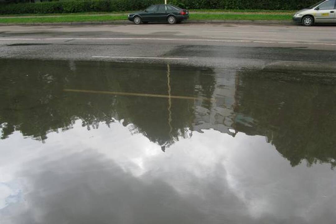 Per Kauną praūžusi audra sėmė rūsius, automobilius ir prišiukšlino gatves