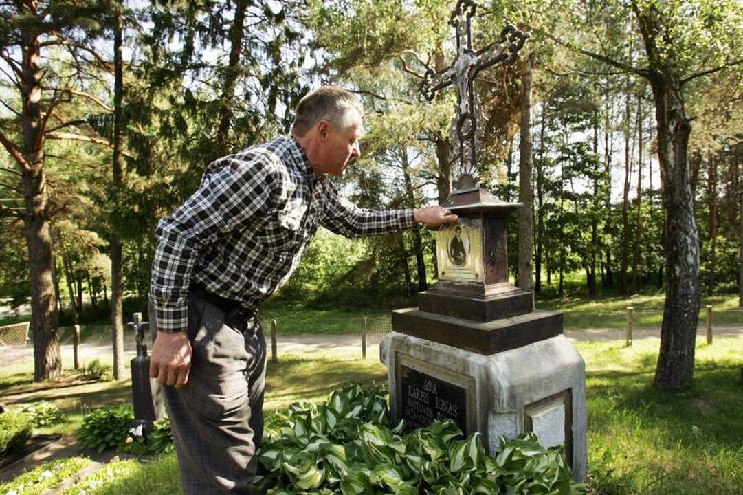 Sudegusią Paštuvos bažnyčią saugo nuo dar vienos nelaimės