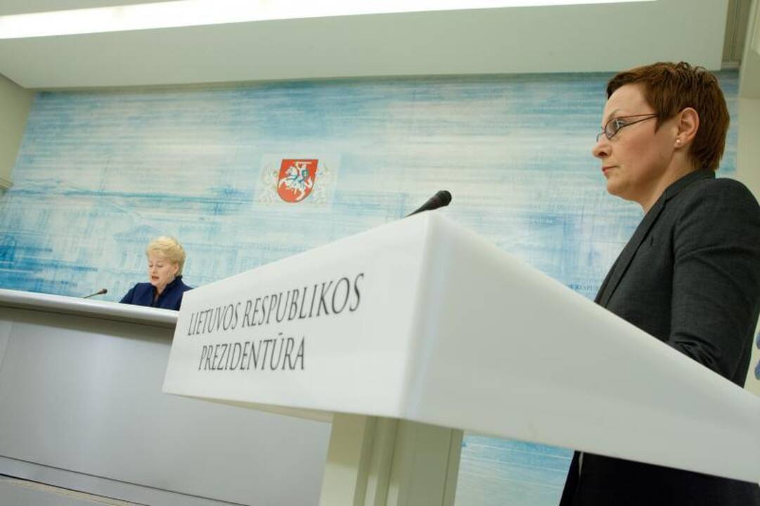 D.Grybauskaitė: atlyginimus kelti jau galima, tik atsargiai
