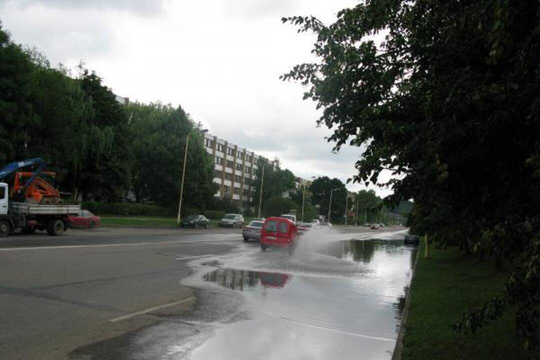 Per Kauną praūžusi audra sėmė rūsius, automobilius ir prišiukšlino gatves