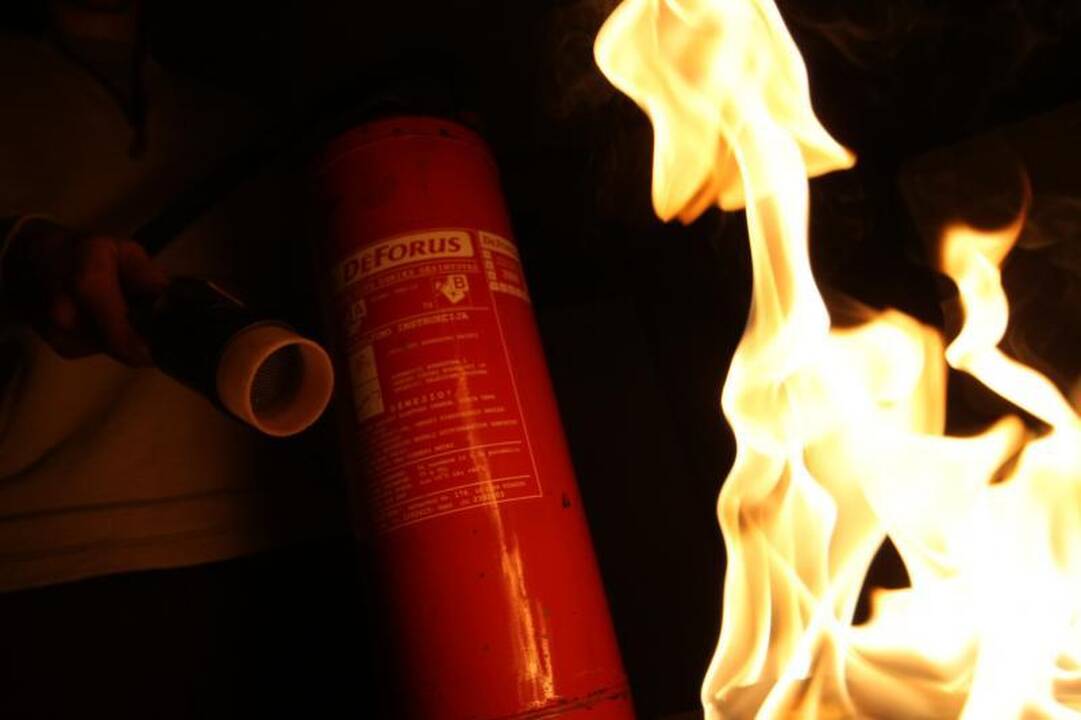 Karteniškius išgąsdino naktį degęs benzovežis