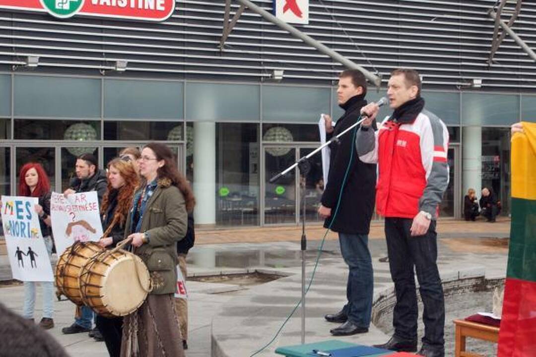 Proteste prieš gėjų eitynes - radikalūs šūkiai (papildyta)