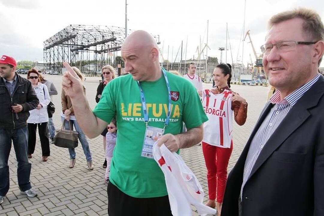 Gruzijos ambasadorius aprengė bronzinį berniuką 