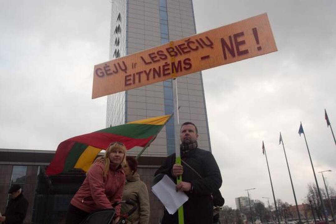 Proteste prieš gėjų eitynes - radikalūs šūkiai (papildyta)