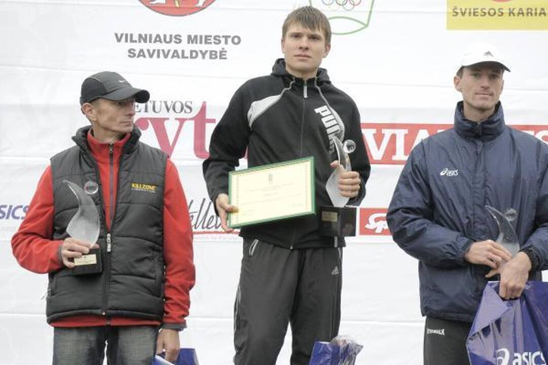 Bėgikai nepabūgo lietaus
