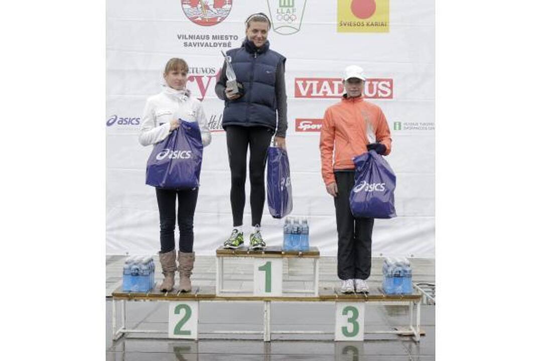 Bėgikai nepabūgo lietaus