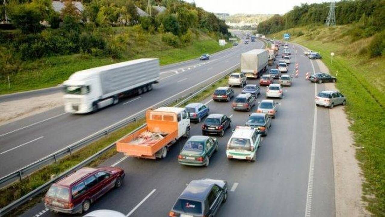 Ties išvažiavimu iš Vilniaus - kilometrinės spūstys