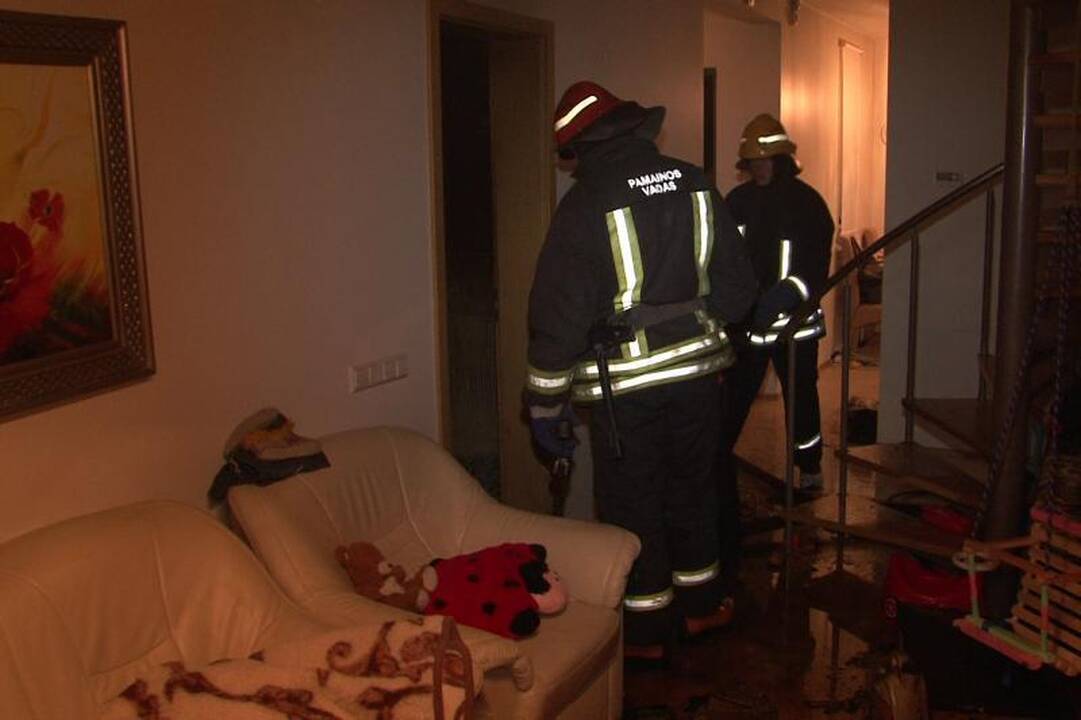 Palangoje užsidegė pirtis, viduje gali būti žmonių