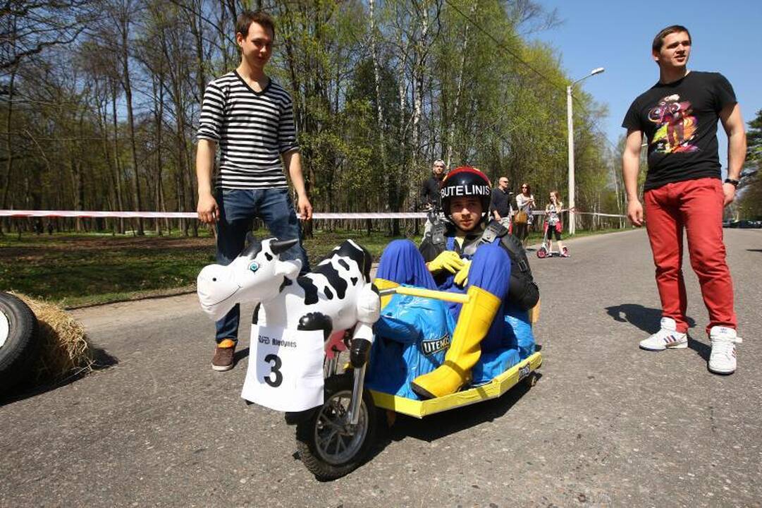 Studentų festivalis startavo riedžių lenktynėmis