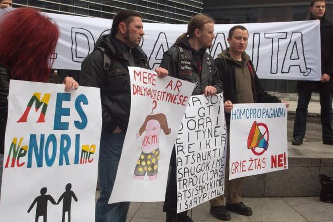 Proteste prieš gėjų eitynes - radikalūs šūkiai (papildyta)