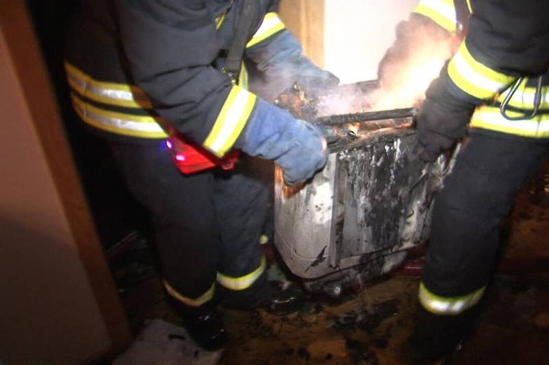 Palangoje užsidegė pirtis, viduje gali būti žmonių