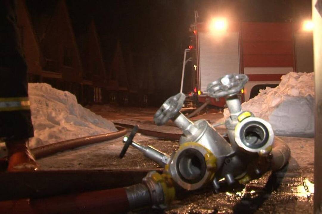 Palangoje užsidegė pirtis, viduje gali būti žmonių
