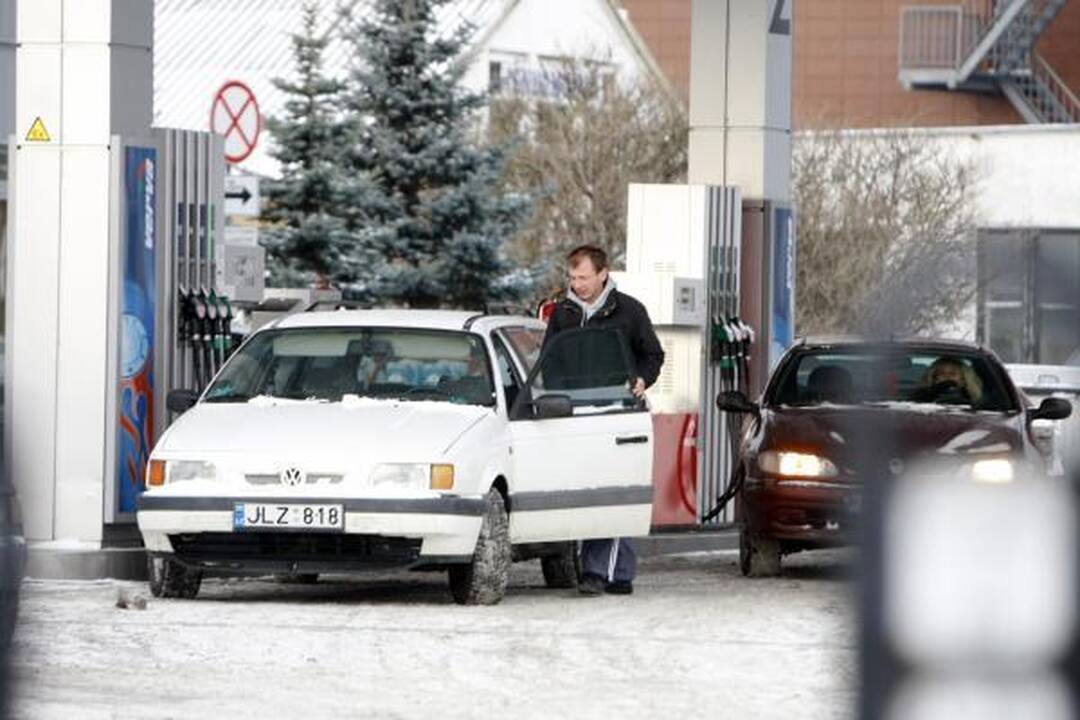 Benzino kaina degalinėse persirito per 4,30 Lt ribą
