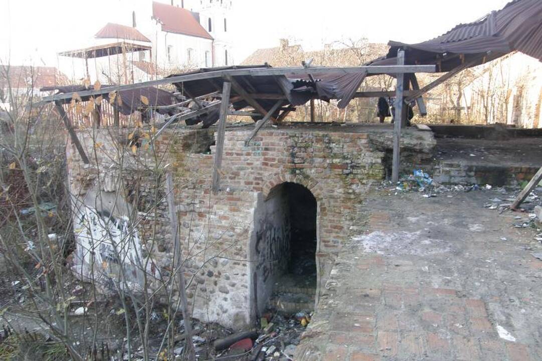 Bjauri dykynė Vilniaus senamiestyje - galvos skausmas gimnazijai