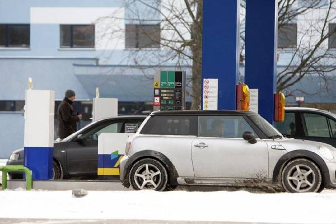 Benzino kaina degalinėse persirito per 4,30 Lt ribą