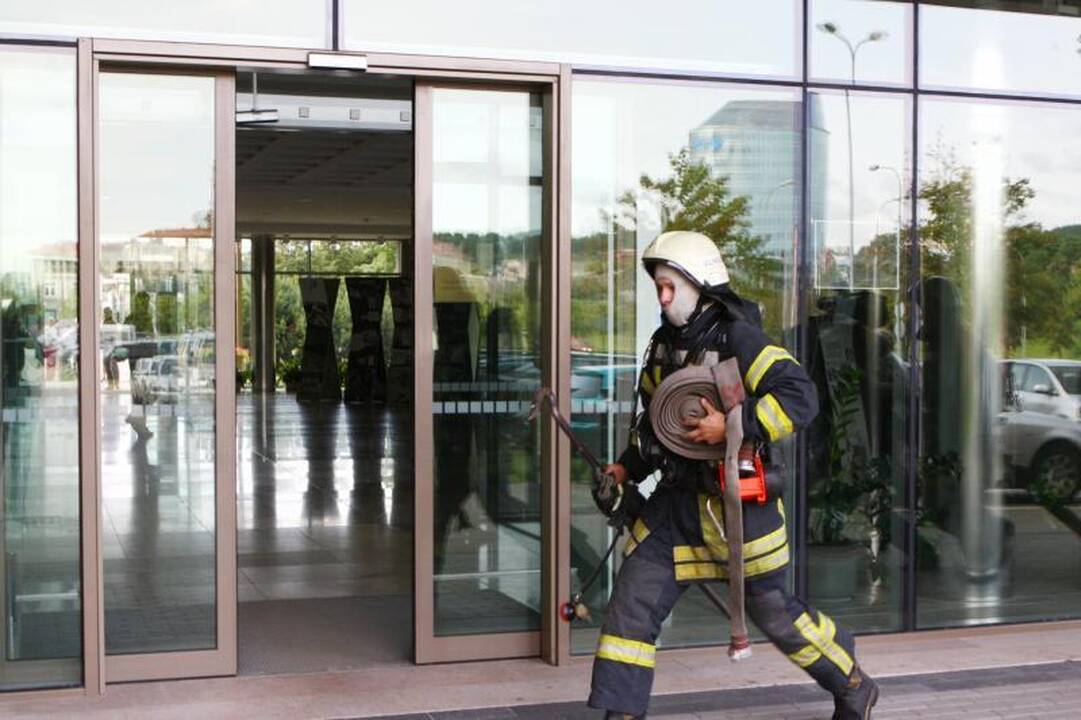 Ugniagesiai mokėsi gesinti Seimo rūmus