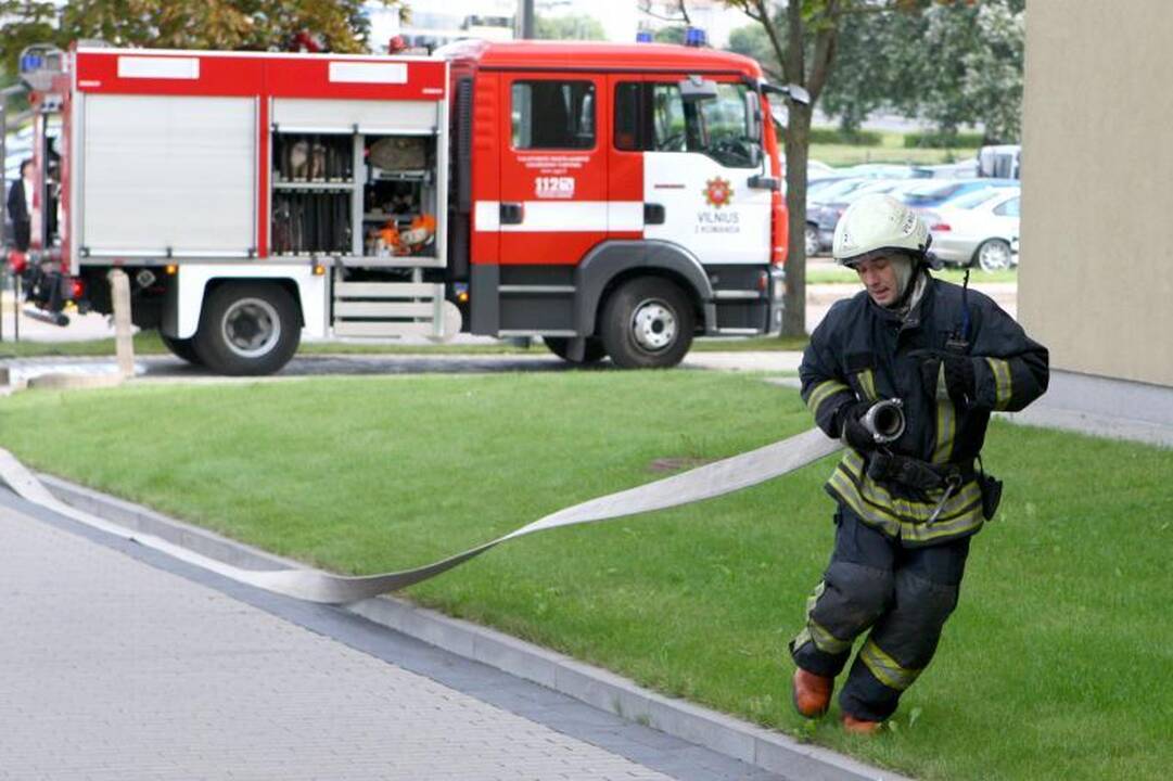 Ugniagesiai mokėsi gesinti Seimo rūmus