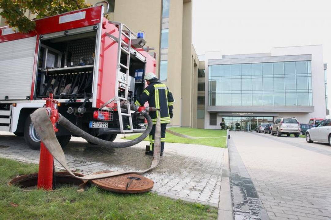 Ugniagesiai mokėsi gesinti Seimo rūmus