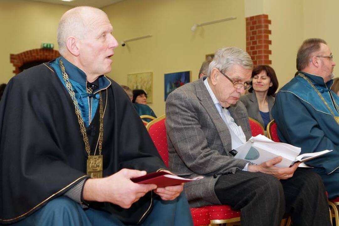 KU iškilmingoje ceremonijoje inauguruoti Garbės daktarai