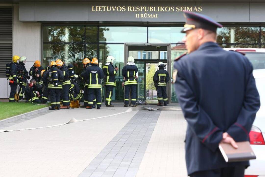 Ugniagesiai mokėsi gesinti Seimo rūmus