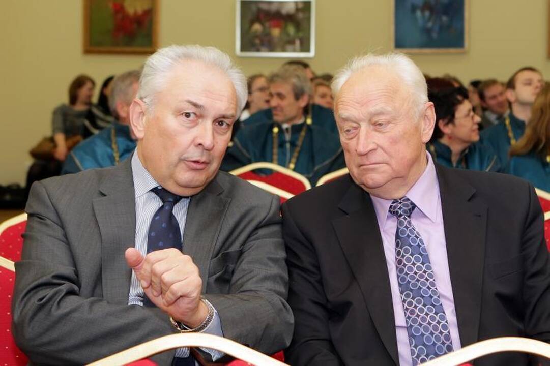 KU iškilmingoje ceremonijoje inauguruoti Garbės daktarai
