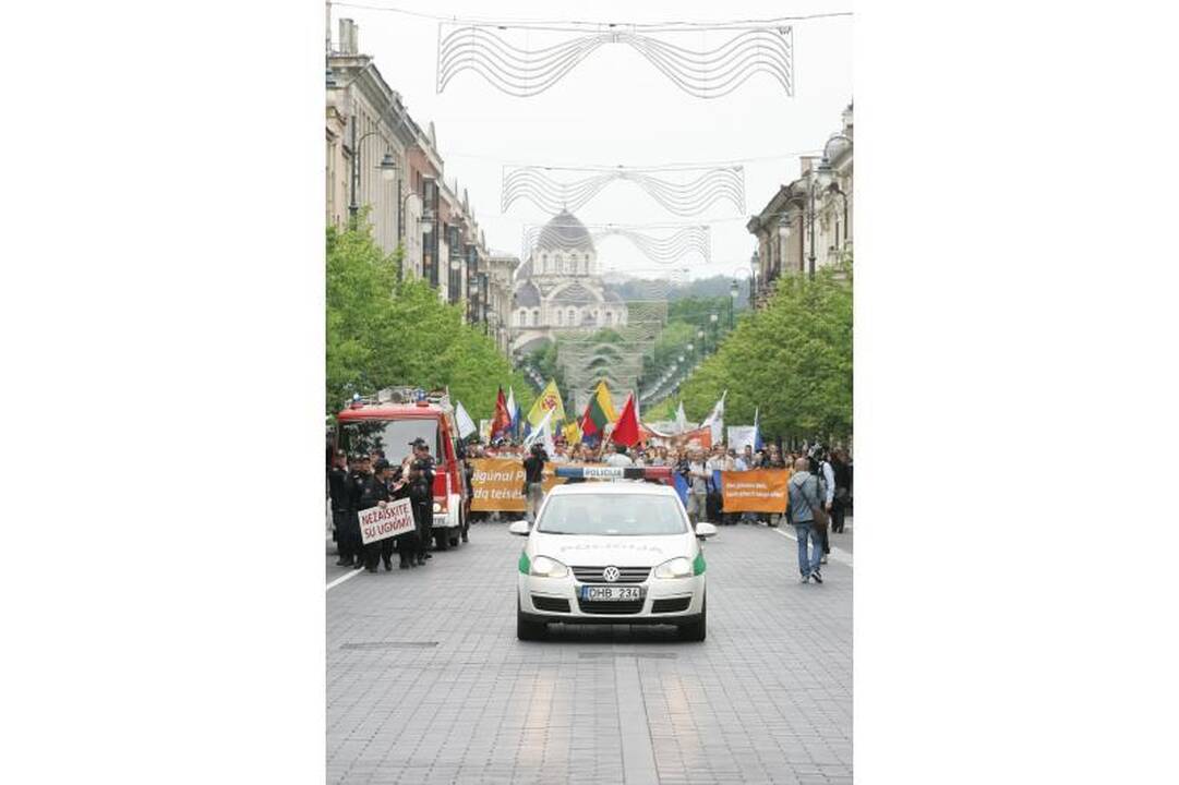 Pareigūnai sostinėje mitingavo prieš skurdinimą