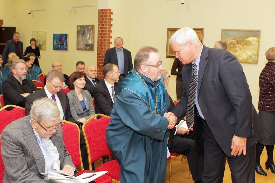 KU iškilmingoje ceremonijoje inauguruoti Garbės daktarai