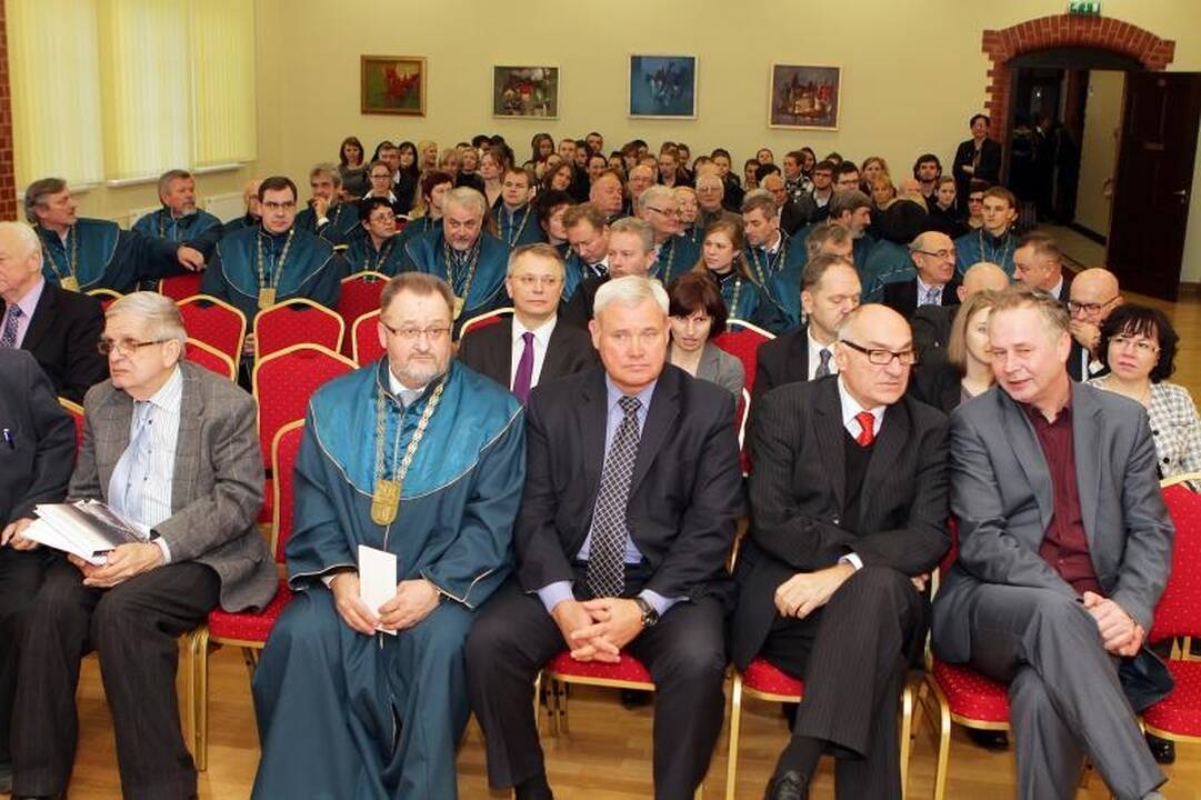 KU iškilmingoje ceremonijoje inauguruoti Garbės daktarai