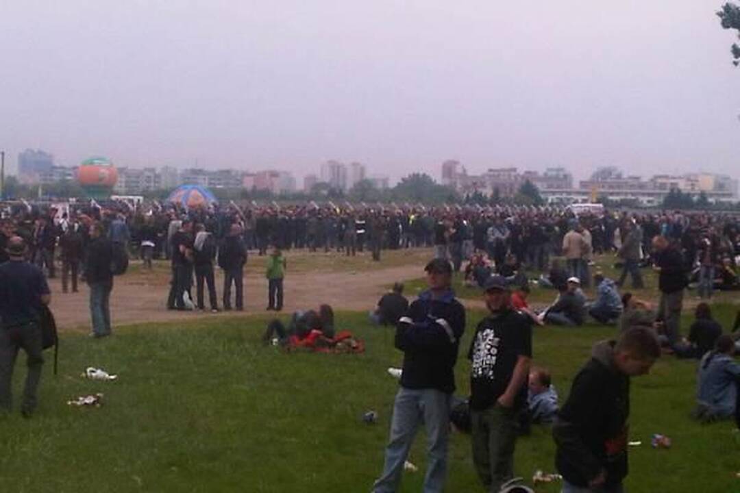 AC/DC sudrebino Varšuvą
